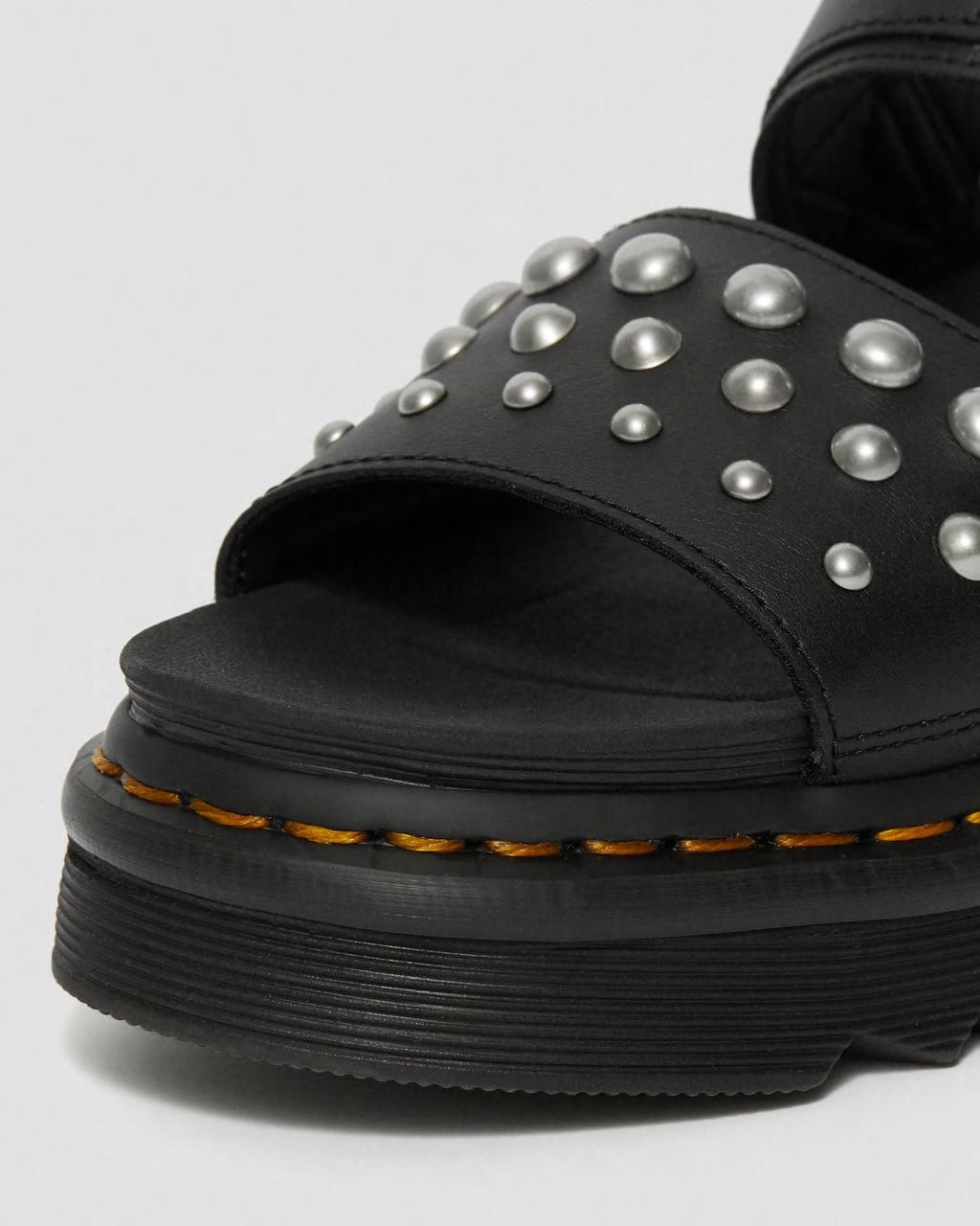 Dr. Martens - Voss Stud Black