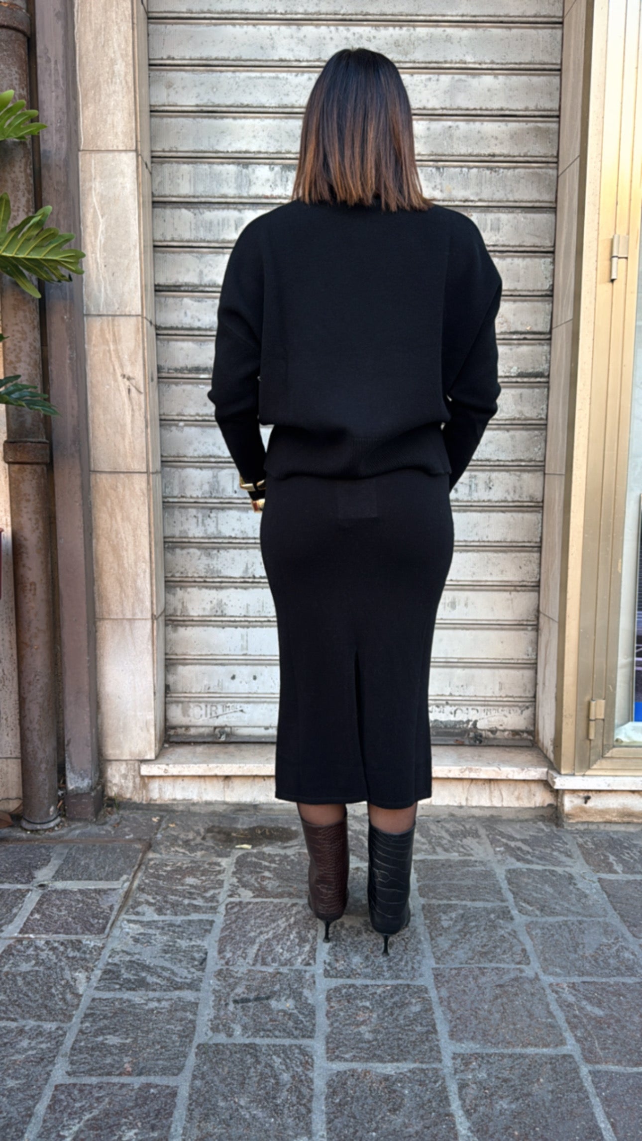 TENSIONE IN COMPLETO NERO