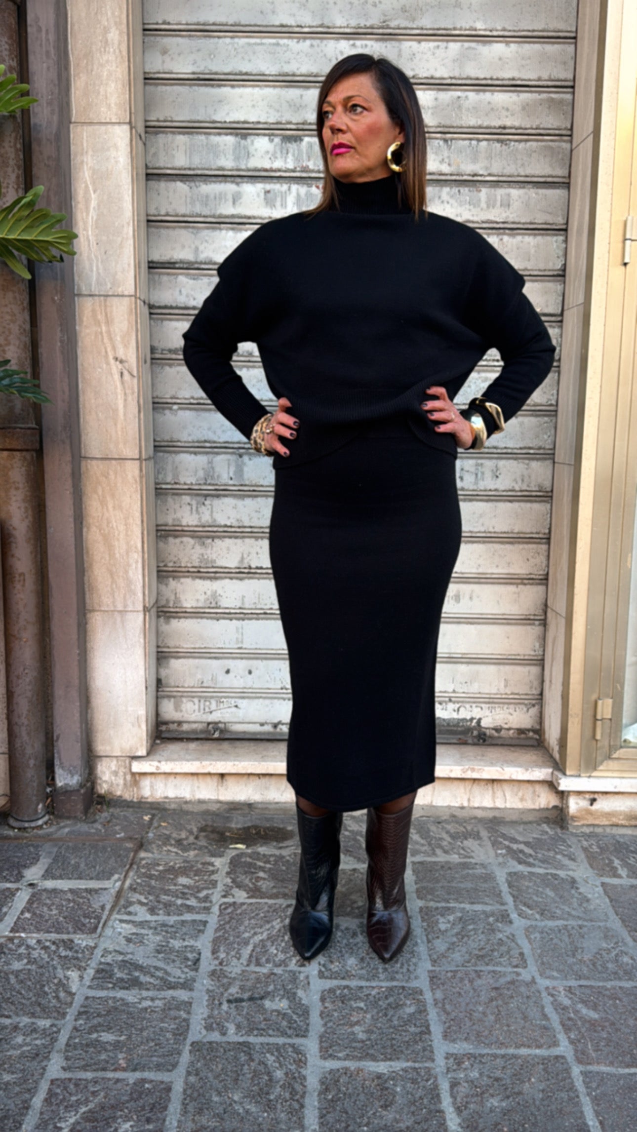 TENSIONE IN COMPLETO NERO