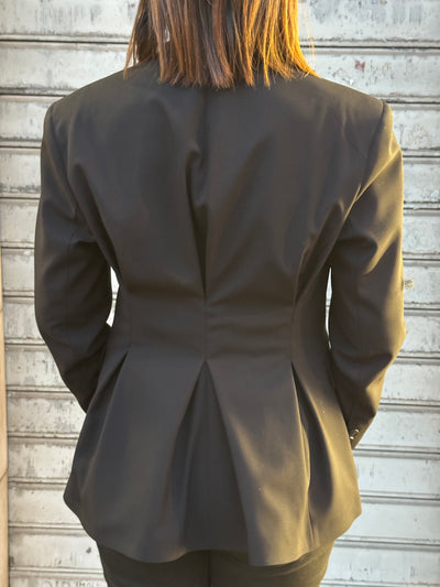 TENSIONE IN GIACCA NERA