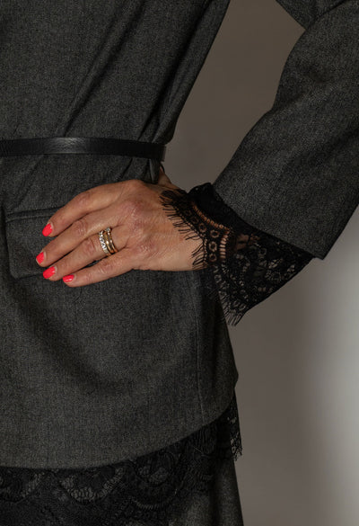 Tensione In - Tailleur con inserti pizzo