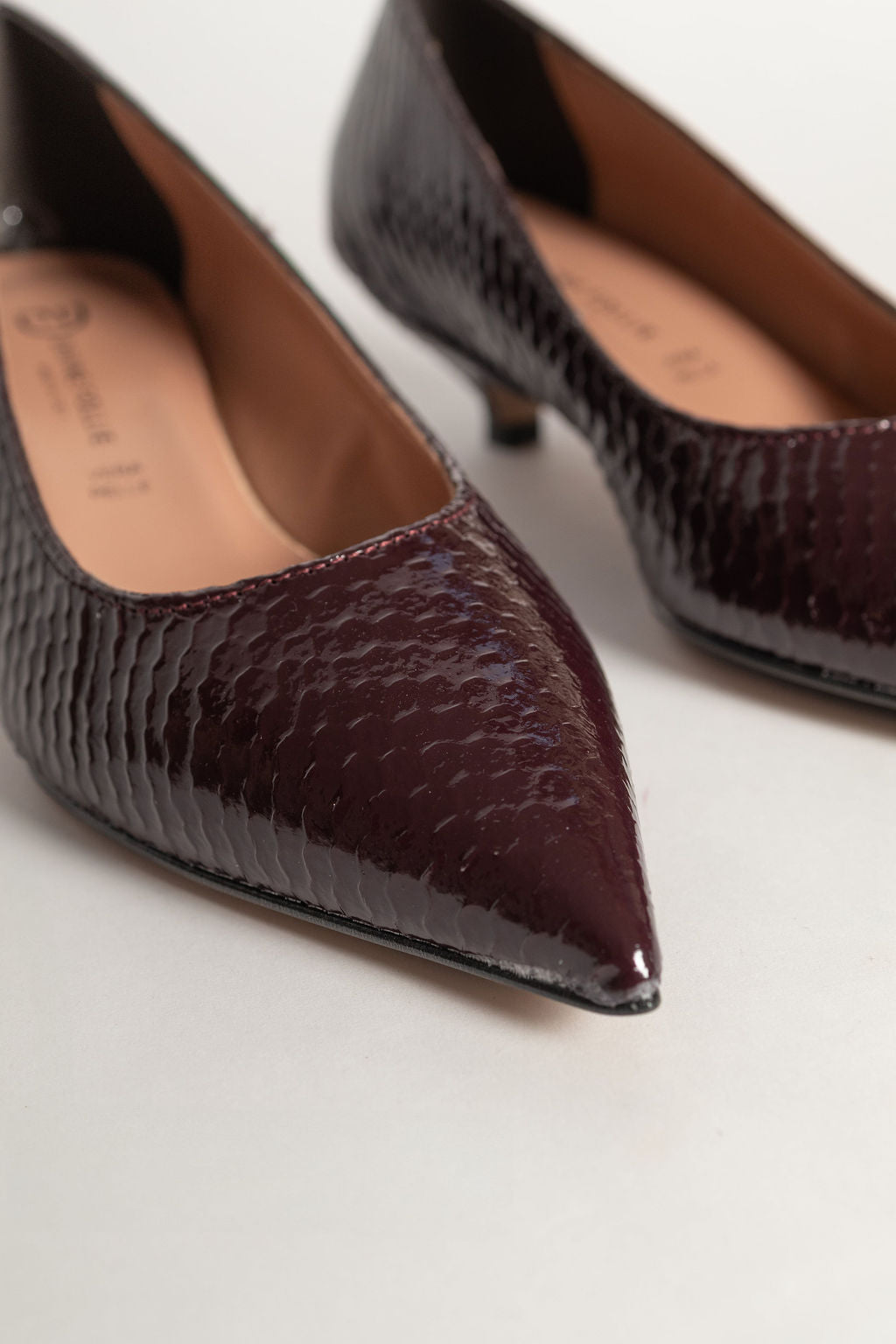 DIVINE FOLLIE DECOLLETE VERNICE PITONE BORDEAUX P3031