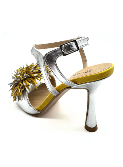 Divine Follie - Sandalo con pon pon argento e giallo