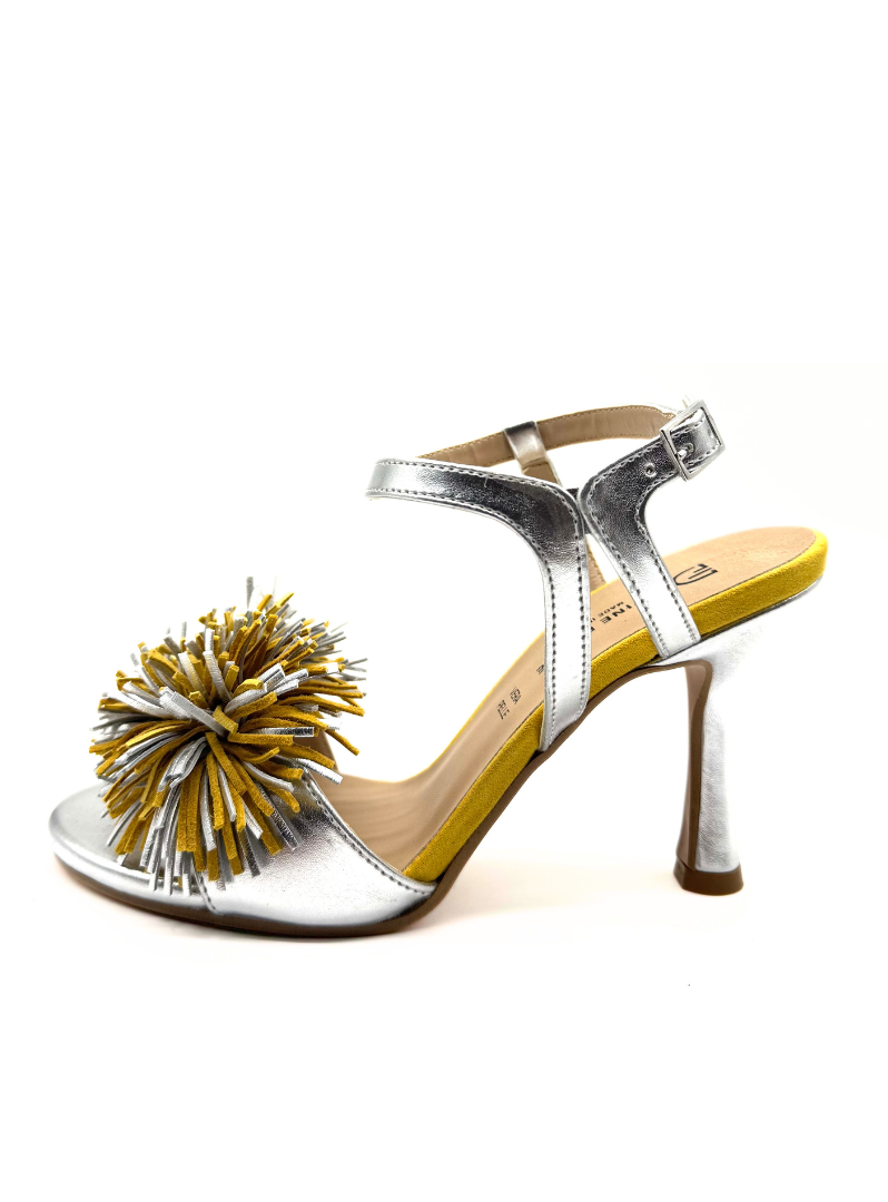 Divine Follie - Sandalo con pon pon argento e giallo