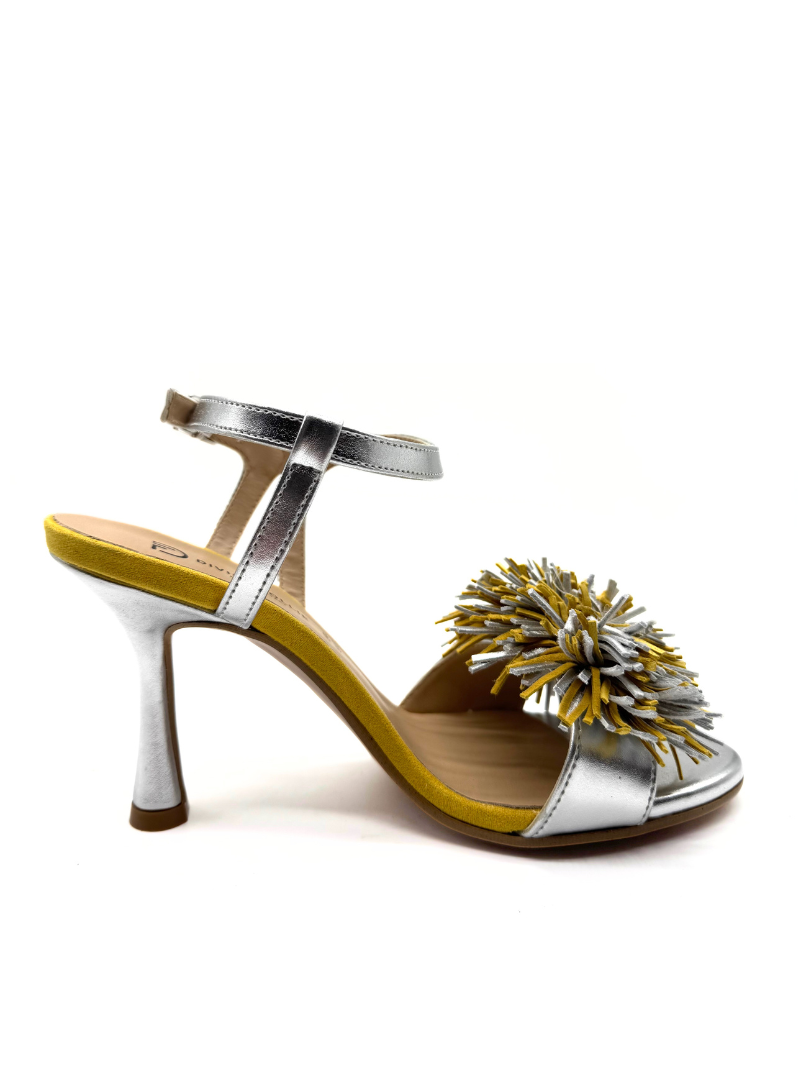 Divine Follie - Sandalo con pon pon argento e giallo